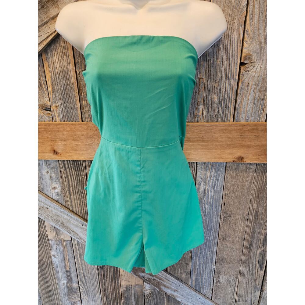 Le Lis size medium green sleevless romper side cut out back tie EUC club party
